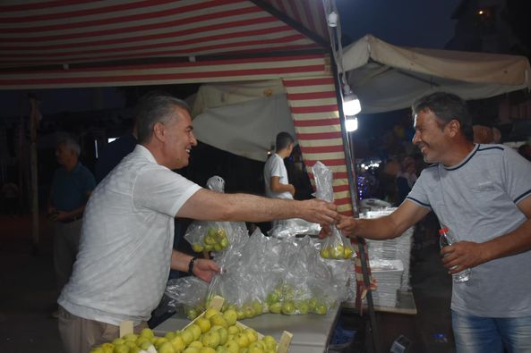 Belediye Başkanımız Mehmet Erol, Taze İncir Festivalimiz kapsamında, vatandaşlarımıza incir ikram etti.