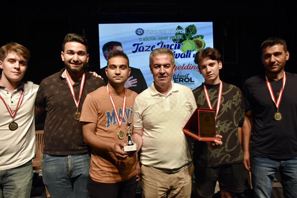 Belediye Başkanımız Futbol Turnuvasında dereceye giren sporcularımıza ödüllerini verdi....